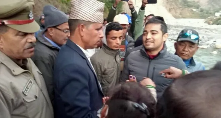पिथौरागढ़: नेपाल से हुए पथराव से लोगों में रोष, अंतरराष्ट्रीय पुल बंद किया