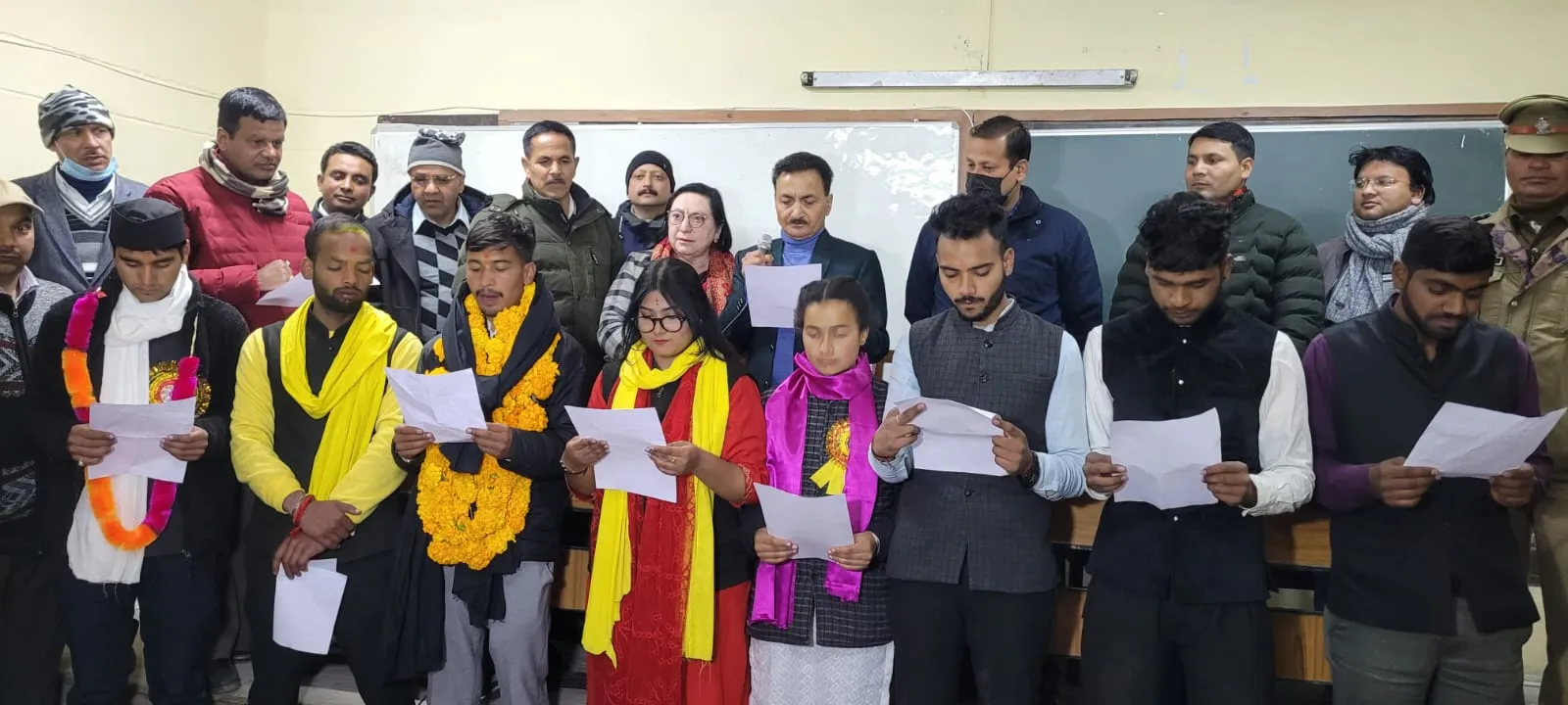 नैनीताल में विजेता छात्र नेता शपथ ग्रहण करते हुए।