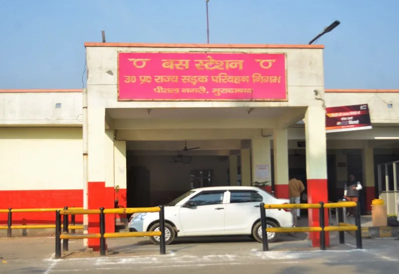 मुरादाबाद : यात्रियों को मिली कैशलेस टिकट की सुविधा, नये साल में बनेगा सेल्फी प्वांइट