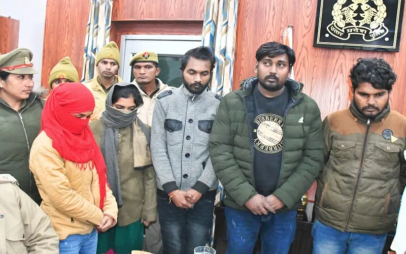 रामपुर : हनी ट्रैप में फंसाकर लोगों से उगाही करने वाले दो युवतियों सहित पांच गिरफ्तार