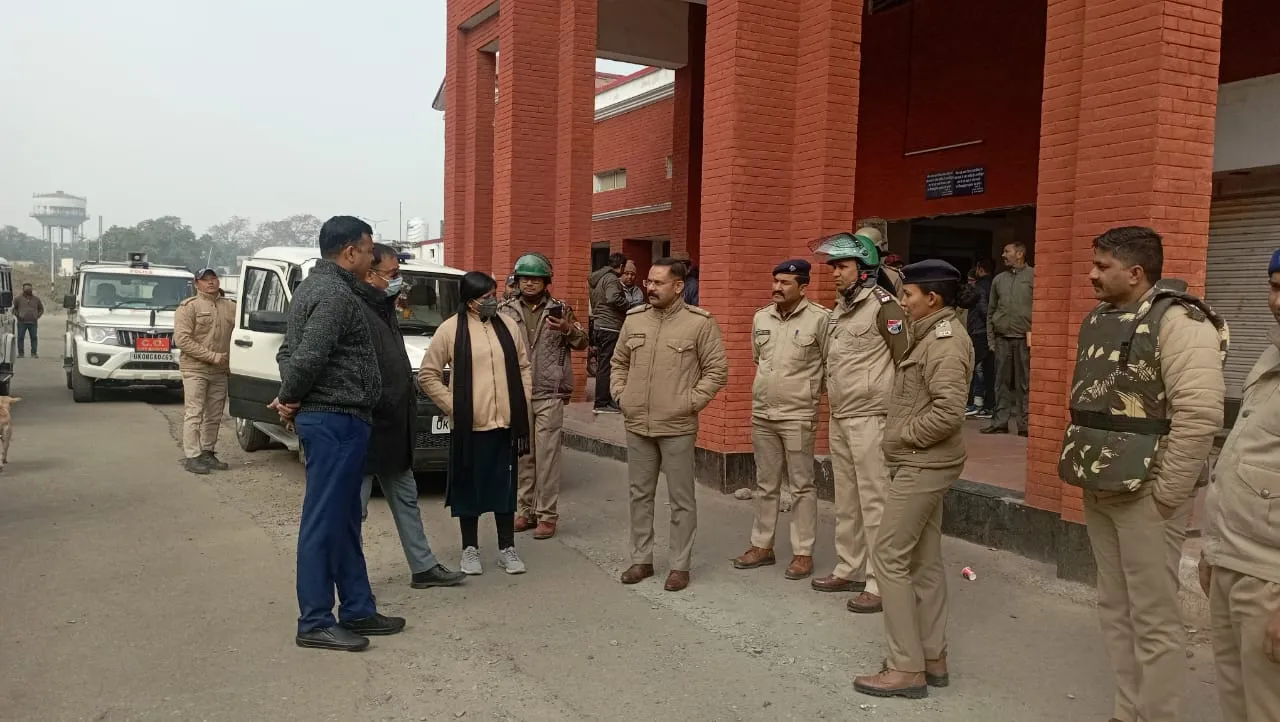 पुलिस बल के साथ अधिकारी