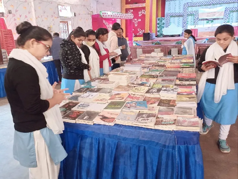 पुस्तक प्रदर्शनी का उद्घाटन : मंजिल तक पहुंचने में पुस्तकें मददगार