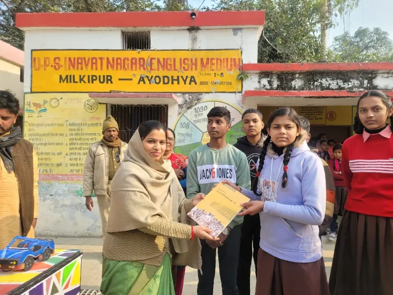 अयोध्या : जिला पंचायत अध्यक्ष ने गोद लिया कम्पोजिट विद्यालय, छात्रों को दी पुस्तकें