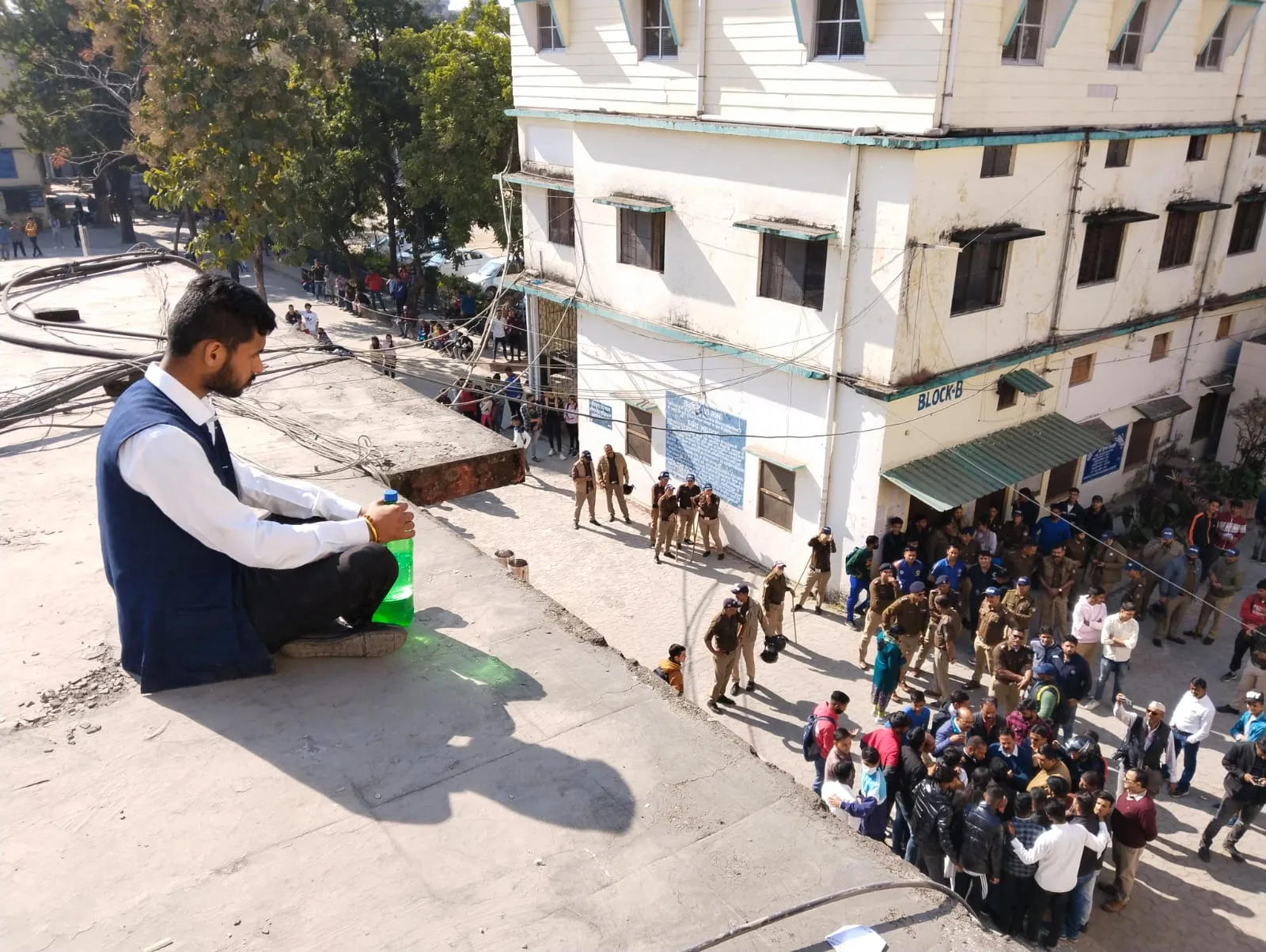 हल्द्वानी: छात्रसंघ चुनाव को लेकर प्राचार्य कक्ष की छत पर पेट्रोल लेकर चढ़ा छात्र, हड़कंप
