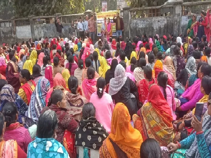बहराइच : 16 सूत्रीय मांगों को लेकर आंगनबाड़ी कार्यकत्रियों का प्रदर्शन, डीएम का सौंपा ज्ञापन