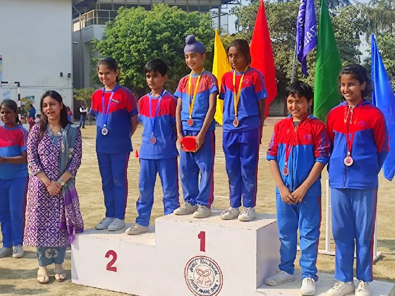 अयोध्या : स्कूली बच्चों ने लगाई दौड़, दिखाए करतब