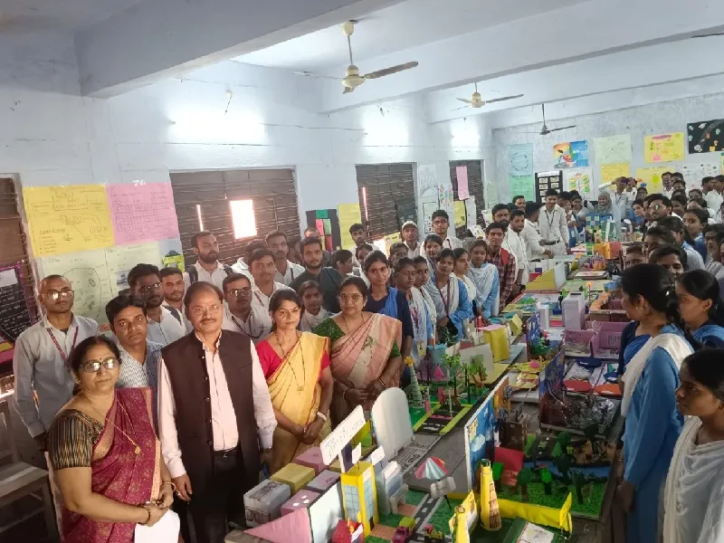 सुल्तानपुर : कम खर्च में बीएड विद्यार्थियों ने बनाया टीएलएम, लगाई प्रदर्शनी