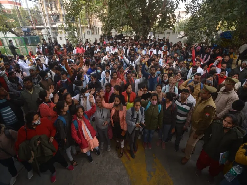 लखनऊ : एनएचएम मुख्यालय पर  हेल्थ ऑपरेटरों का प्रदर्शन