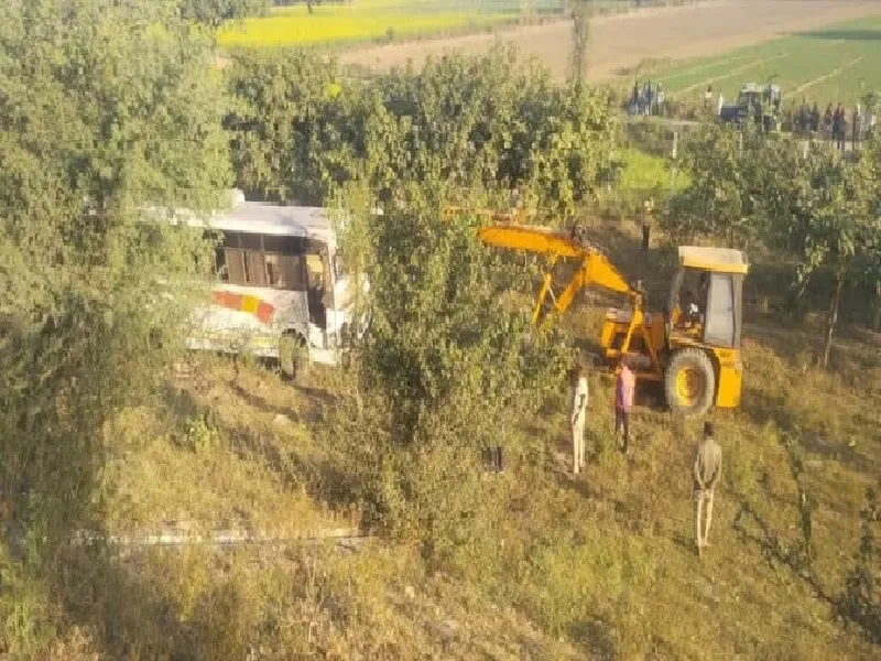 फिरोजाबाद: डीसीएम से टकराकर एक्सप्रेस-वे से नीचे गिरी बस, छह की मौत 22 जख्मी