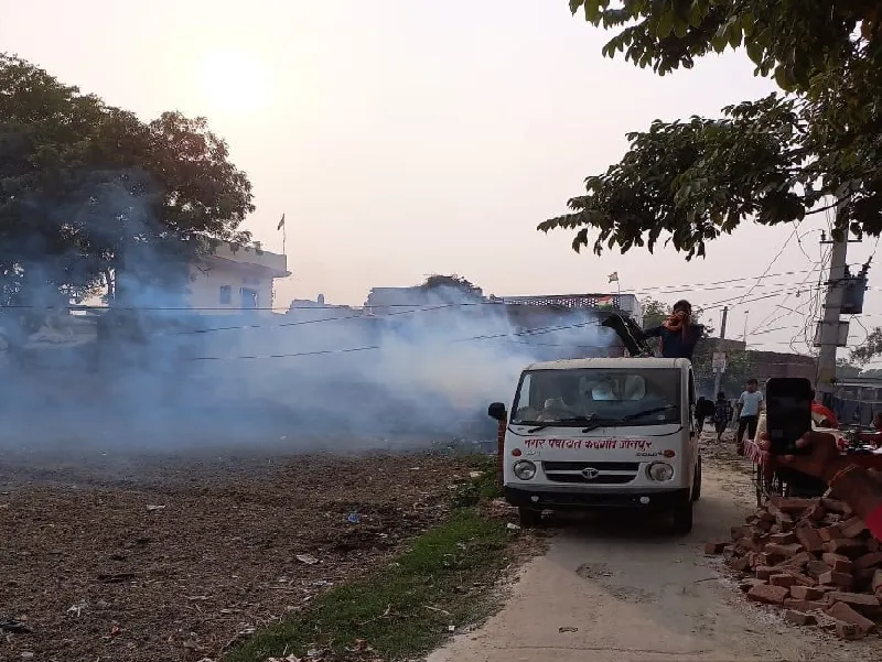 जौनपुर : मच्छर जनित रोगों से बचाव के लिए नगर पंचायत में फागिंग