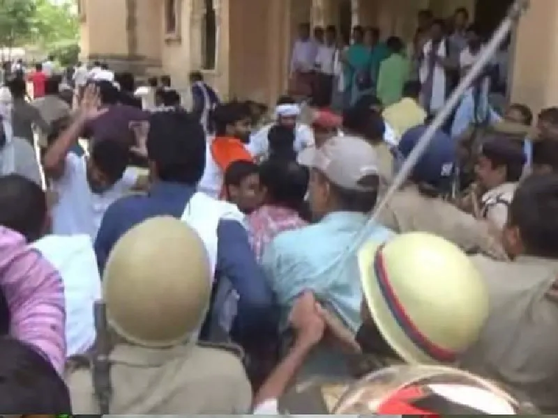 Video: इलाहाबाद यूनिवर्सिटी में बड़ा बवाल, गार्ड ने की फायरिंग पुलिस और छात्रों में पथराव