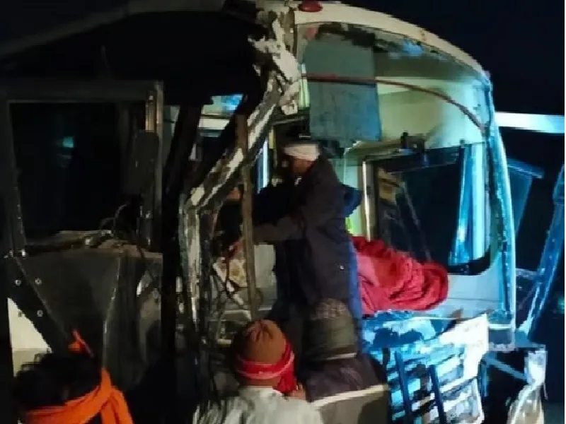वाराणसी : श्रद्धालुओं से भरी बस हाईवे किनारे खड़े ट्रक से टकराई,13 घायल