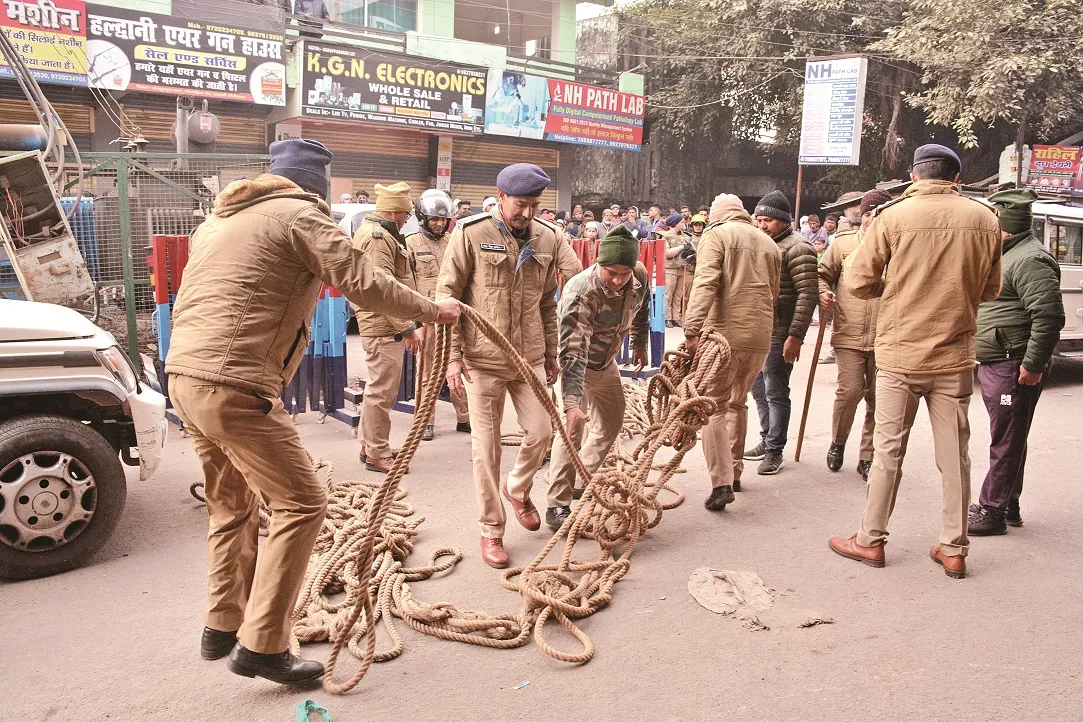 हल्द्वानी: पुलिस ने रचा चक्रव्यूह, कैद रहा बनभूलपुरा 