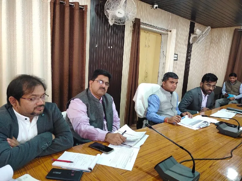 जौनपुर : हर घर नल जल कार्य की डीएम ने की समीक्षा