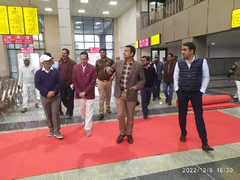 अयोध्या : मंडलायुक्त बोले- रेलवे स्टेशन के सभी कार्य तय सीमा में करें