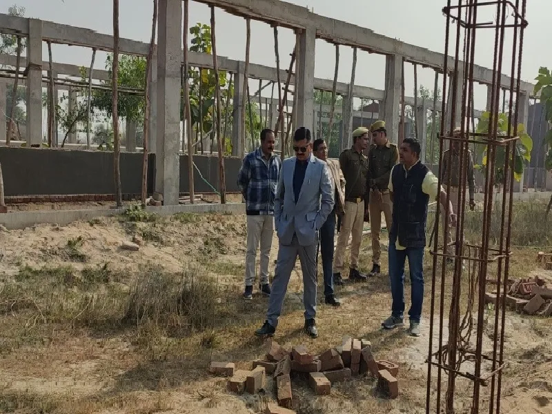 बहराइच : निर्माणाधीन गोआश्रय स्थल के धीमे प्रगति पर डीएम बिफरे