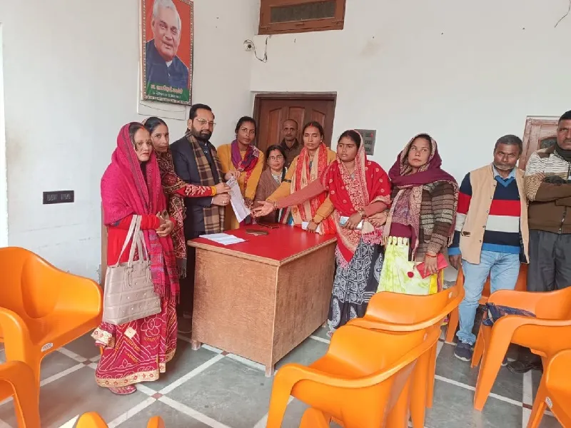 बहराइच : नियमित मानदेय और ब्लॉक कर्मी का दर्जा देने की मांग