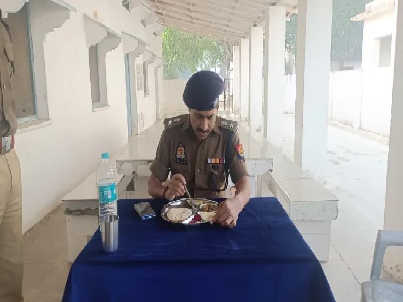 बाराबंकी : पुलिस मेस में भोजन कर एसपी ने परखी भोजन की गुणवत्ता