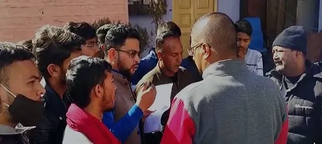 अल्मोड़ा: रानीधारा मार्ग का डामरीकरण ना होने पर फूटा गुस्सा 