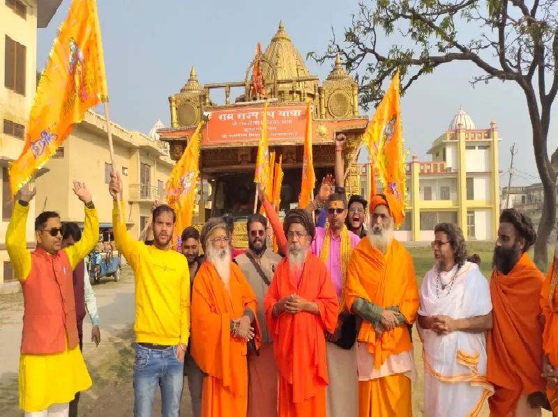 अयोध्या : रामराज्य दिग्विजय रथ यात्रा के साथ संतों ने की रामकोट की परिक्रमा