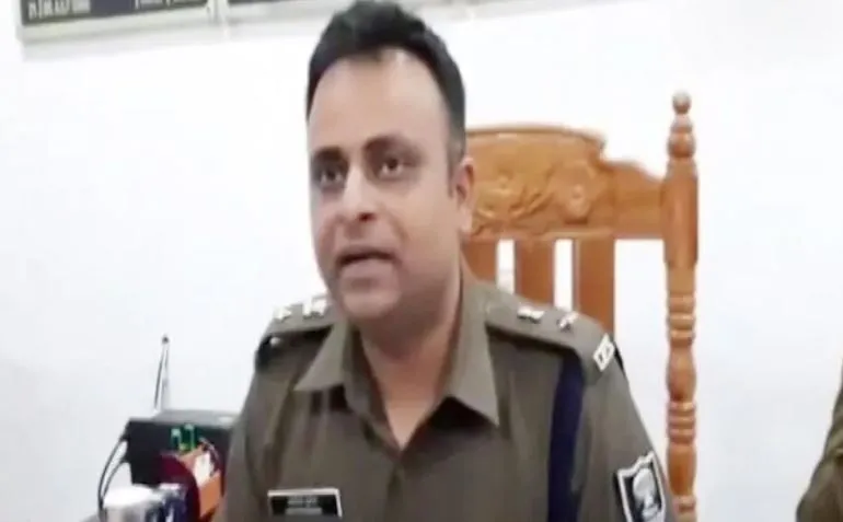 बिहार से मेरठ पहुंची स्पेशल विजिलेंस यूनिट, फरार IPS आदित्य की तलाश में दबिश, परिजनों से पूछताछ के बाद वापस लौटी