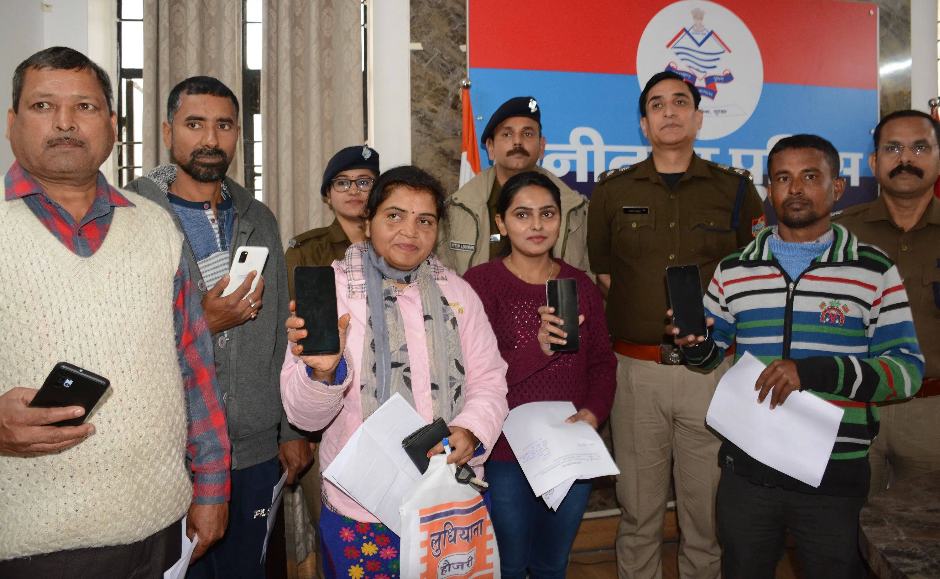 हल्द्वानी: खोया मोबाइल पाकर खिले चेहरे, अक्टूबर से अब तक 370 मोबाइल लौटाए