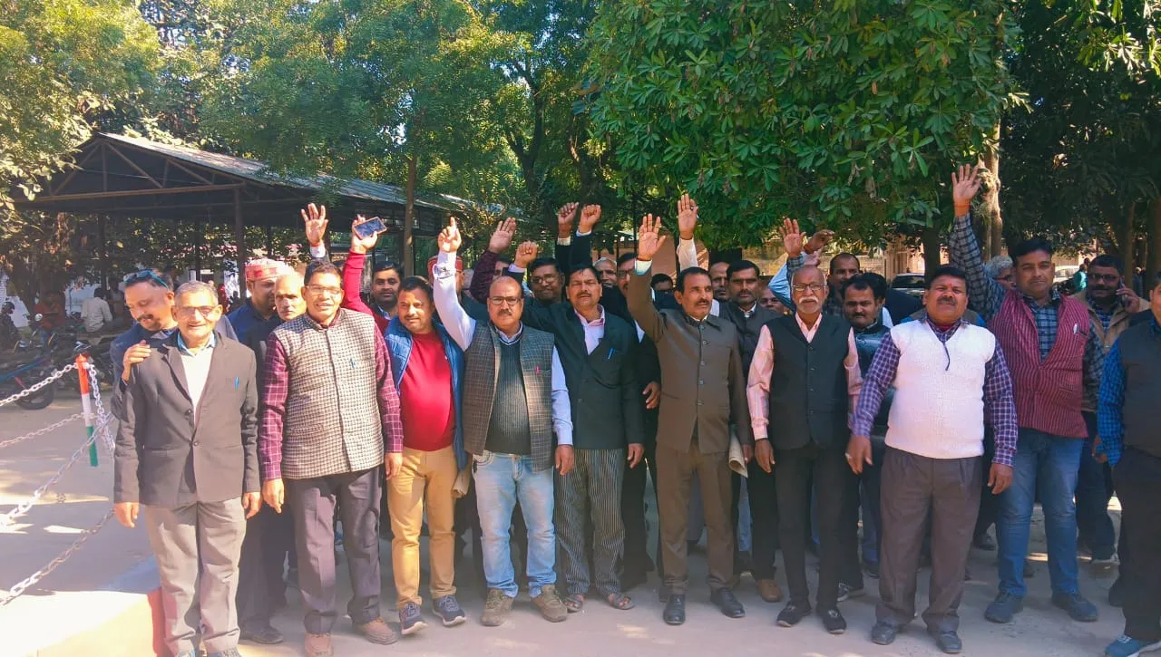 अयोध्या :  न्यायिक कार्य से विरत रहे वकील, समस्याओं को लेकर सौंपा ज्ञापन