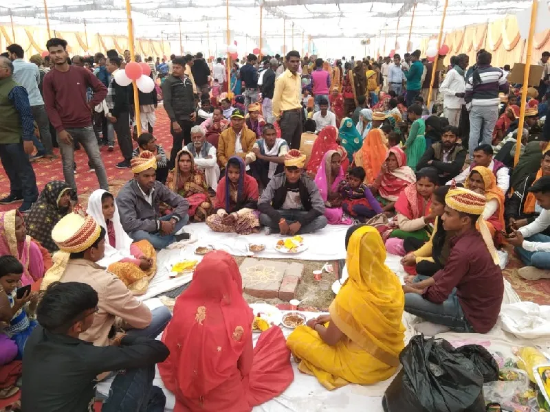 हरदोई :  सामूहिक विवाह में एक-दूजे से वैवाहिक डोर में बंधे 171 जोड़े