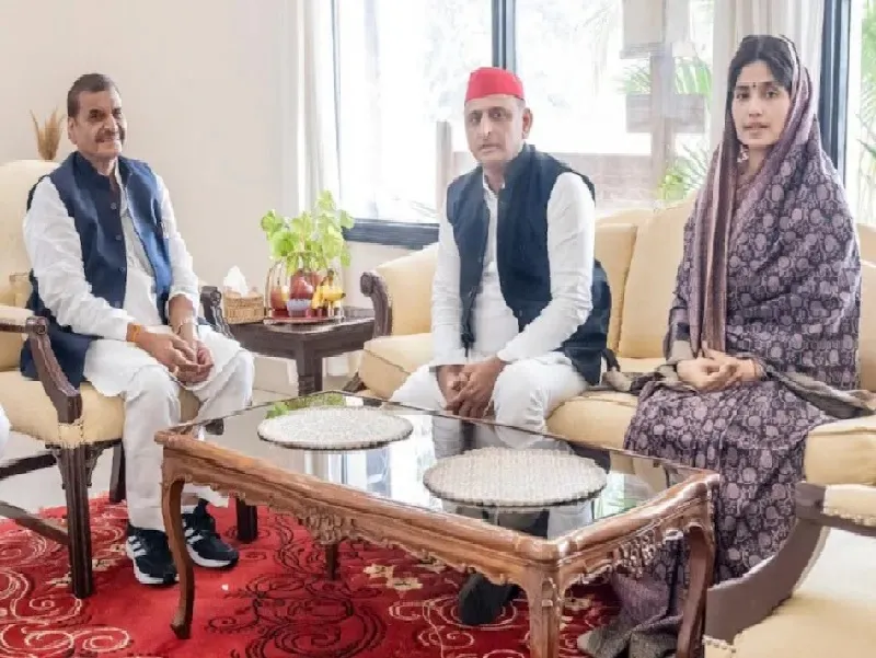 लखनऊ : मुलायम की विरासत पर शिवपाल ने शुरू की सियासत, सपा में शामिल होकर गाड़ी में लगाया पार्टी का झंडा