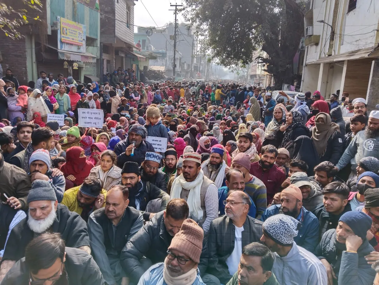हल्द्वानी: रेलवे भूमि के सीमांकन को लेकर सड़कों पर उतरे हजारों लोग, आसपास के इलाके सील, देखें Video