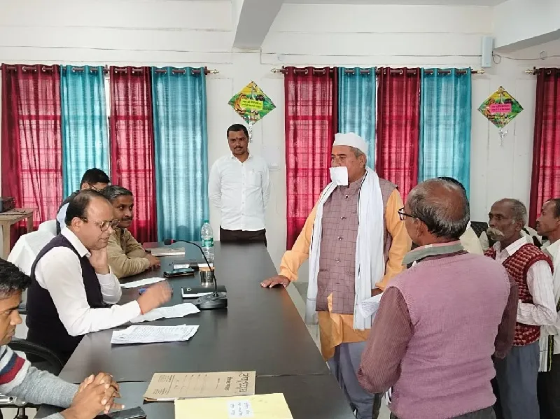 बहराइच :  मुंह पर कागज की पट्टी चिपकाकर समाधान दिवस में पहुंचे राष्ट्रपति पुरस्कार से सम्मानित बलदेव प्रसाद