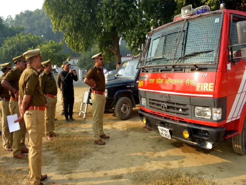 अयोध्या : एसएसपी ने बड़ी परेड का किया निरीक्षण, ली सलामी