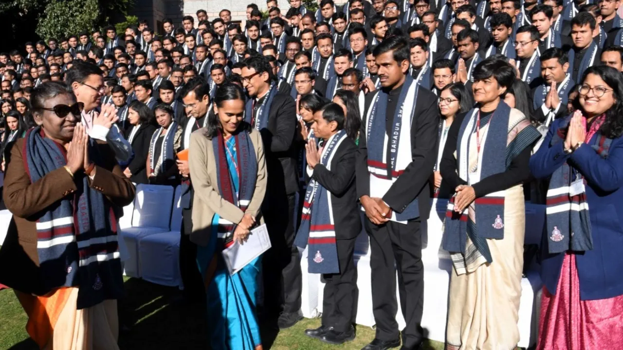 LBSNAA: राष्ट्रपति मुर्मू ने कहा- सिविल सेवा अधिकारी वंचितों से रखें संवेदनशील रवैया, देखें Video