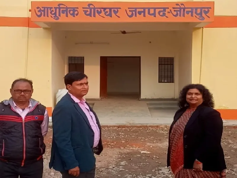 जौनपुर : मुख्य चिकित्साधिकारी ने निर्माणाधीन कार्य का किया निरीक्षण, दिया निर्देश