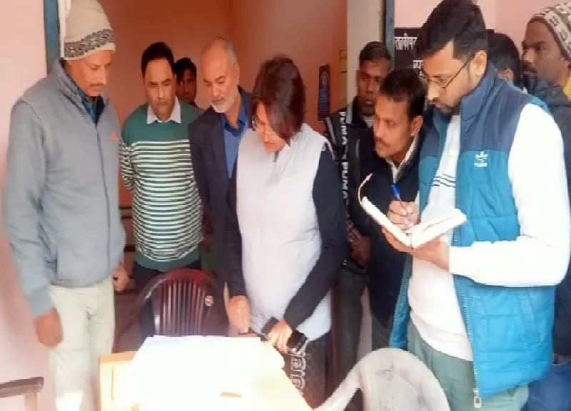 अयोध्या: साफ-सफाई न होने पर बिफरीं सीडीओ, अभिलेखों को भी परखा