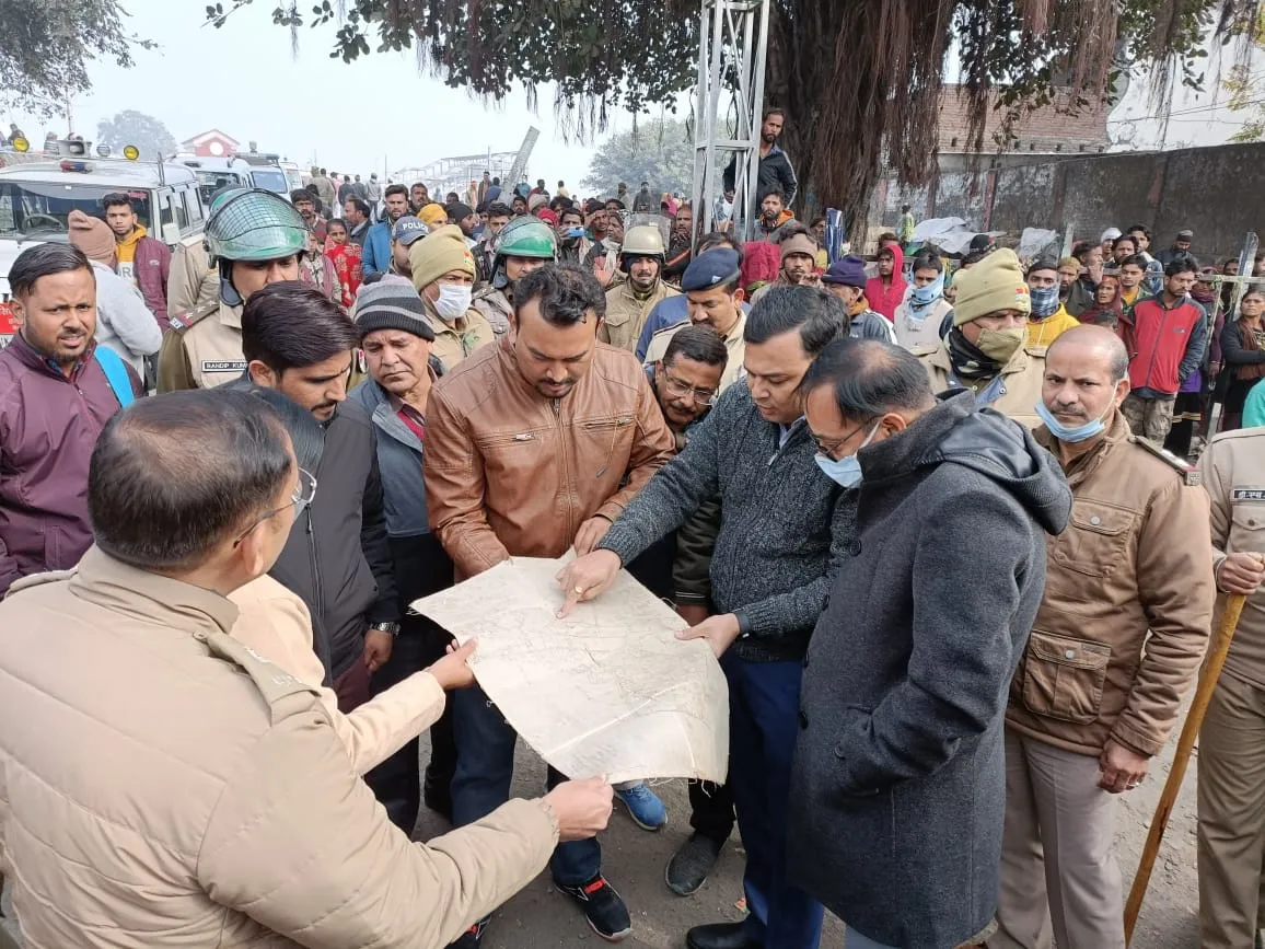 सीमा सिमांकन करते अधिकारी