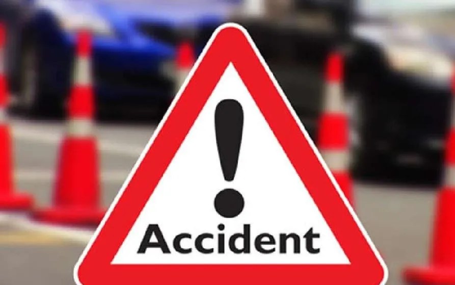 शाहजहांपुर: स्कूल बस और डंपर में टक्कर, छह घायल