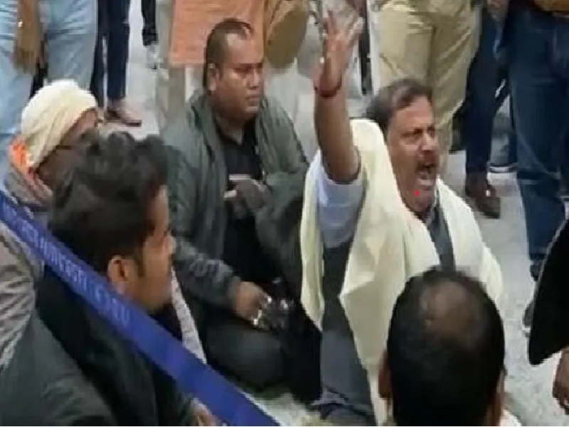 वाराणसी : 12 घंटे फ्लाइट लेटे होने पर यात्रियों ने लगाए नारे, अफसरों ने दी सफाई 