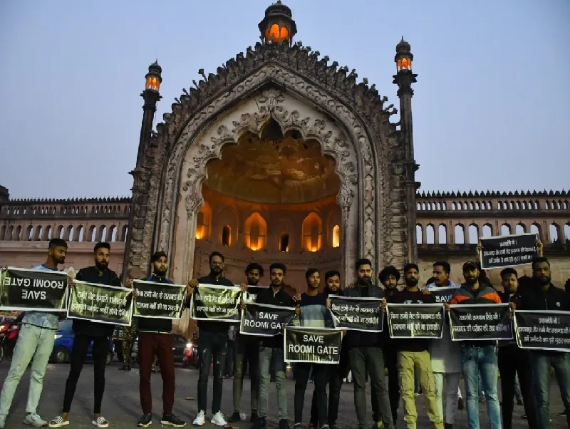 लखनऊ : रूमी गेट के संरक्षण के लिए हुसैनी टाइगर्स ने बनाई मानव श्रृंखला