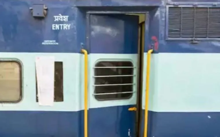 संभल: ट्रेन में बेहोश मिले युवक की मौत, शिनाख्त नहीं होने पर पोस्टमार्टम के लिए भेजा शव