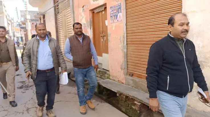 मेरठ: GST विभाग की छापेमारी जारी, टीम के आते ही गिरने लगे दुकानों के शटर