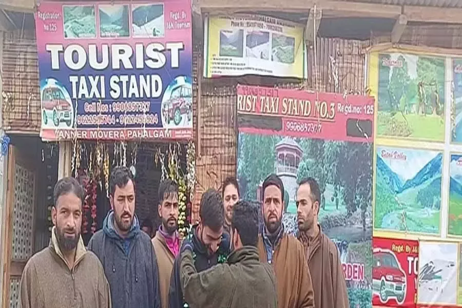 कैब चालक ने पेश की ईमानदारी की मिसाल, पर्यटक को लौटाया लाखों के गहनों से भरा बैग