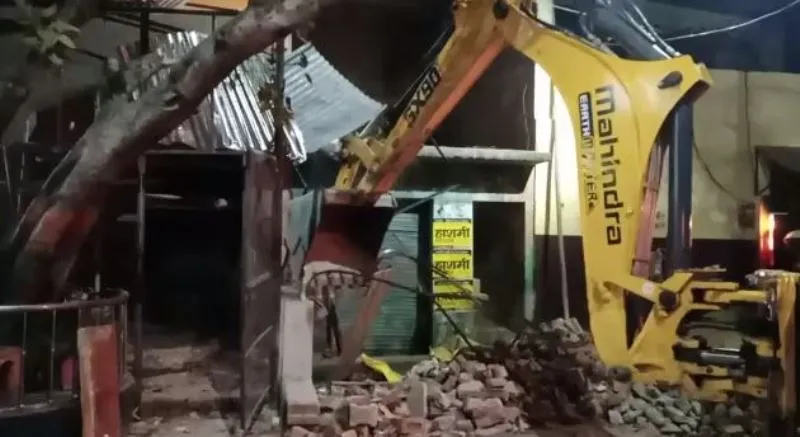 संभल: सड़क किनारे हुए अतिक्रमण पर चलाया बुलडोजर, अवैध निर्माण किया ध्वस्त 