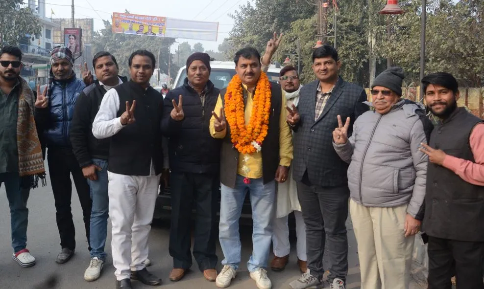 बरेली: भाजपा से मनोज सक्सेना नामांकन कराने पहुंचे, लखनऊ तक मची खलबली 