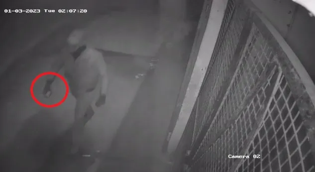 बरेली: चौकी से 50 मीटर दूर फोटोग्राफर की दुकान से LED Light उतार ले गया चोर, CCTV में कैद