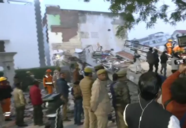 लखनऊ में गिरी बहुमंजिला इमारत : बिल्डर पर मुकदमा दर्ज करने के आदेश