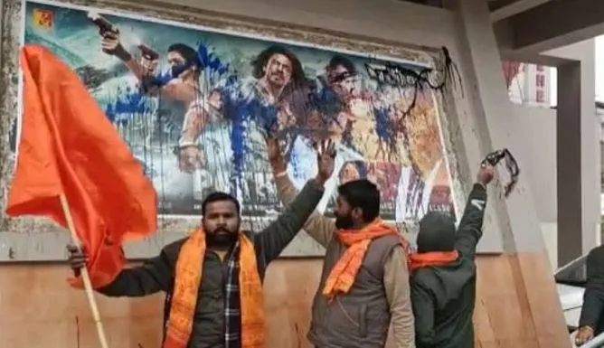 King Khan की 'पठान' फिल्म रिलीज, विरोध में फाड़े पोस्टर...फेंकी स्याही