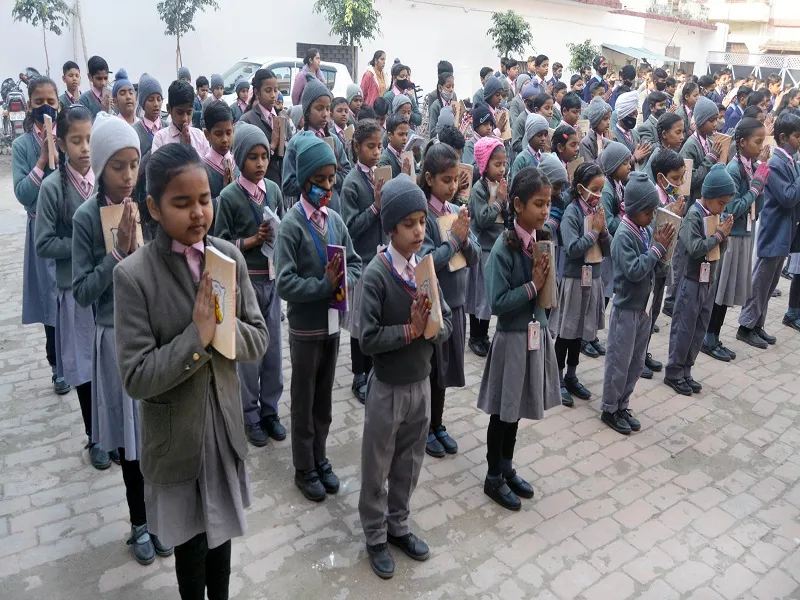 पंद्रह दिन बाद खुले स्कूल, बदले समय से पहुंचे बच्चे