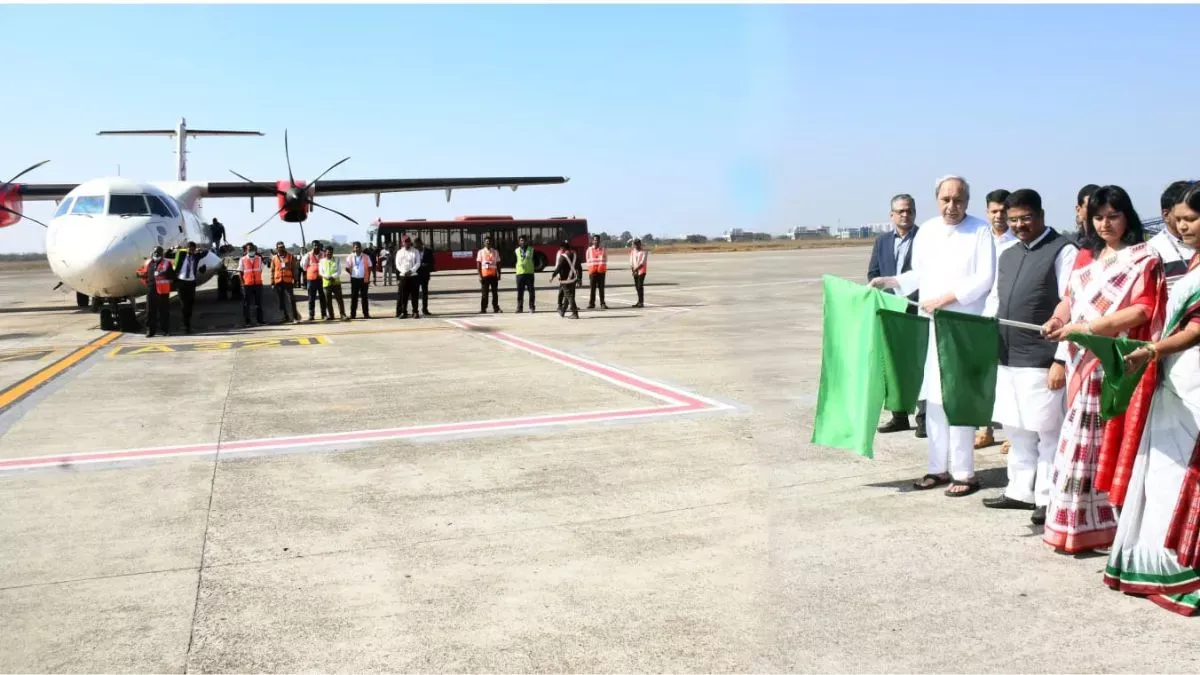 CM नवीन पटनायक ने भुवनेश्वर-राउरकेला उड़ान को दिखाई हरी झंडी 