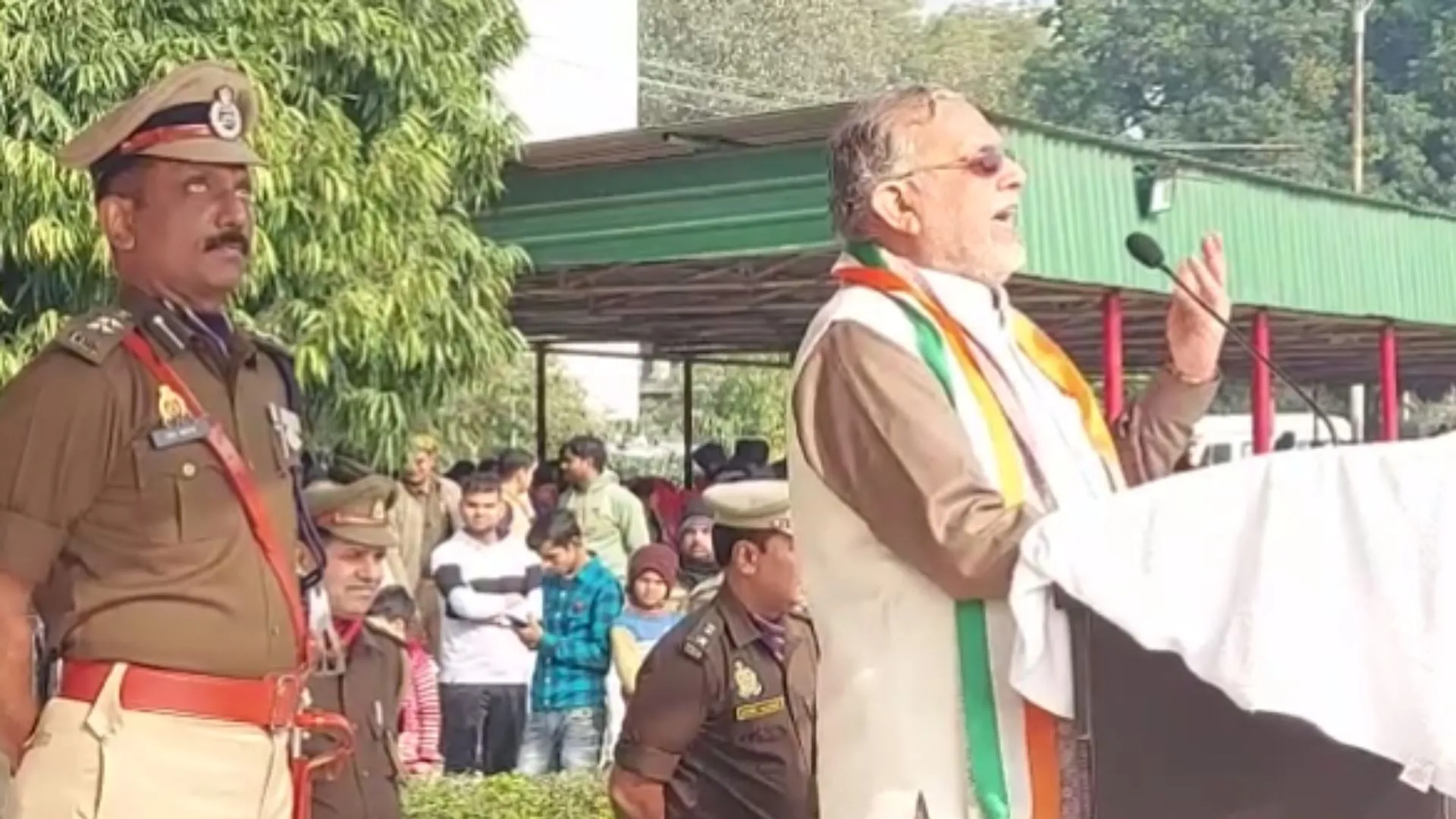 शाहजहांपुर : यूपी के वित्त मंत्री ने पुलिस लाइन में फहराया तिरंगा, पुलिसकर्मियों को किया सम्मानित